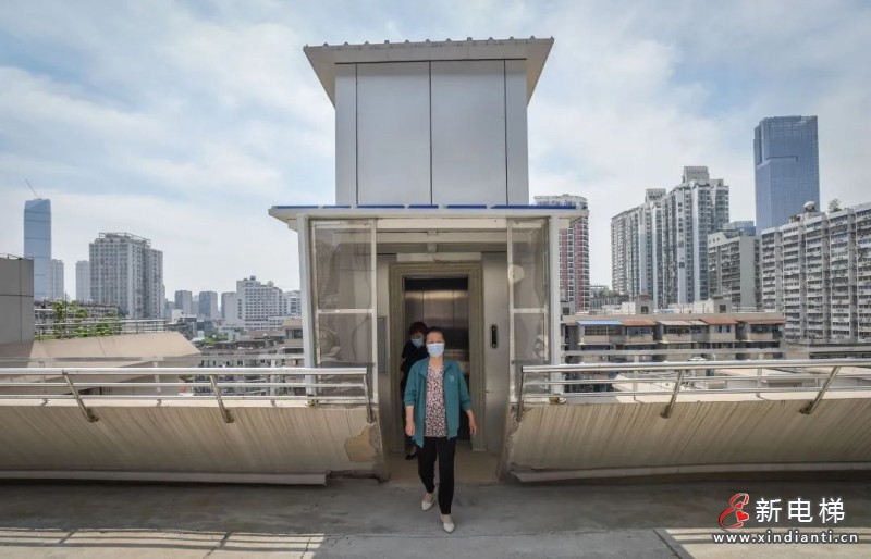 老舊小區(qū)地面公共空間有限，巧用天臺(tái)一部電梯4個(gè)單元共享